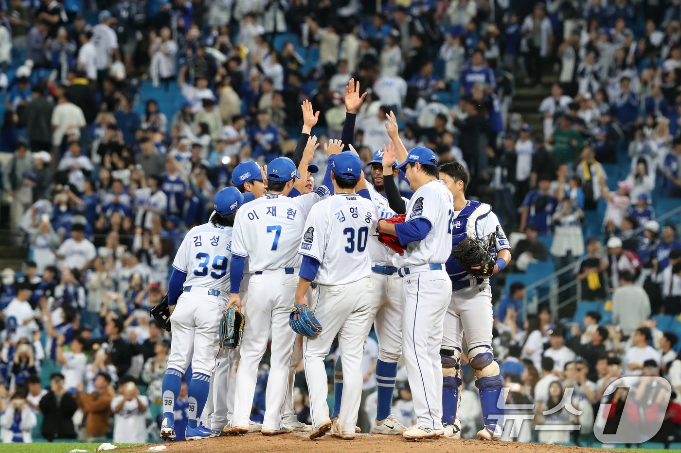 본문 이미지 - 15일 오후 대구 삼성라이온즈파크에서 열린 프로야구 '2024 신한 SOL 뱅크 KBO 포스트시즌' 플레이오프 2차전 LG 트윈스와 삼성 라이온즈의 경기, 10대 5 승리를 거둔 삼성 선수들이 마운드에 모여 기쁨을 나누고 있다. 2024.10.15/뉴스1 ⓒ News1 공정식 기자