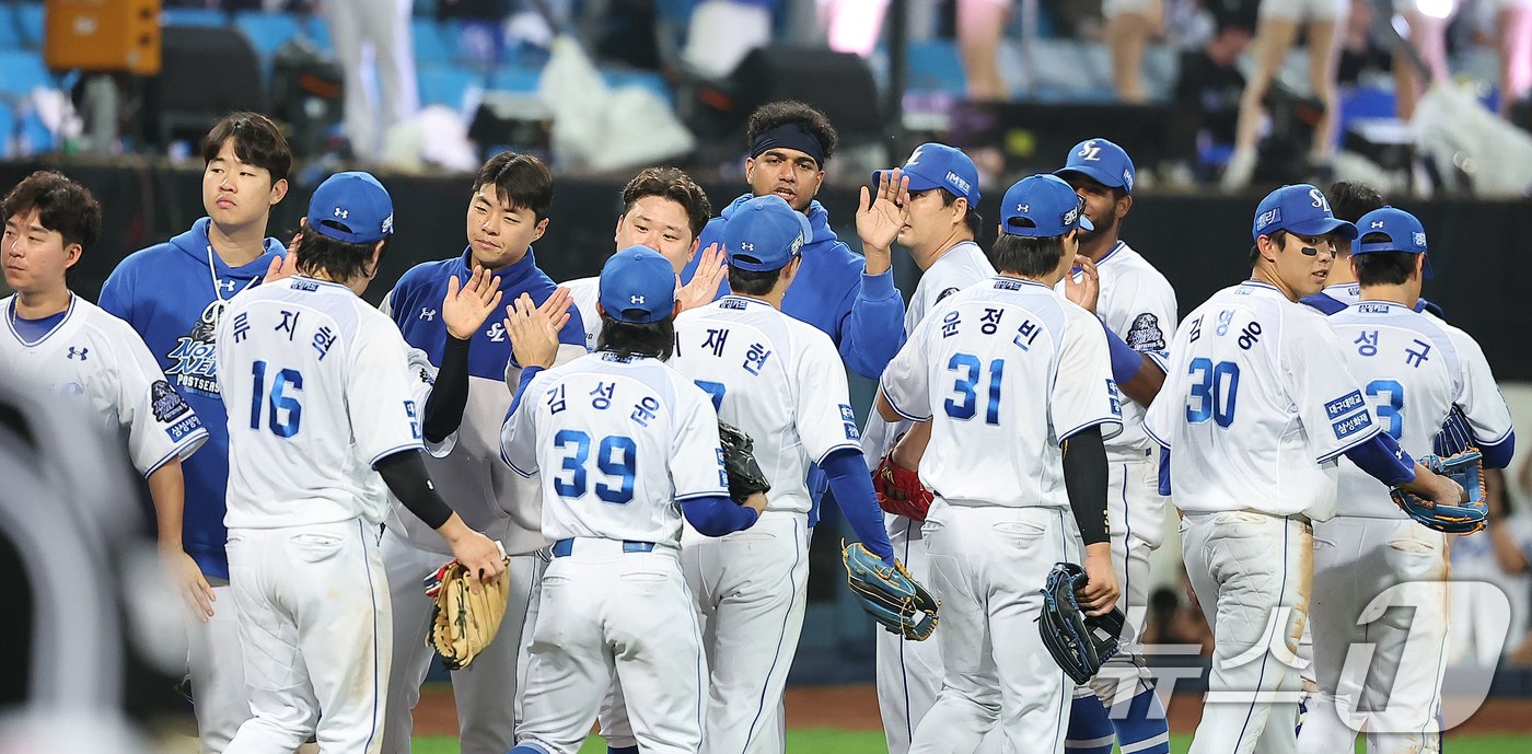 본문 이미지 - 15일 오후 대구 삼성라이온즈파크에서 열린 프로야구 '2024 신한 SOL 뱅크 KBO 포스트시즌' 플레이오프 2차전 LG 트윈스와 삼성 라이온즈의 경기, 10대5 대승을 거두며 2연승을 기록한 삼성 선수들이 기쁨을 나누고 있다. 2024.10.15/뉴스1 ⓒ News1 김진환 기자