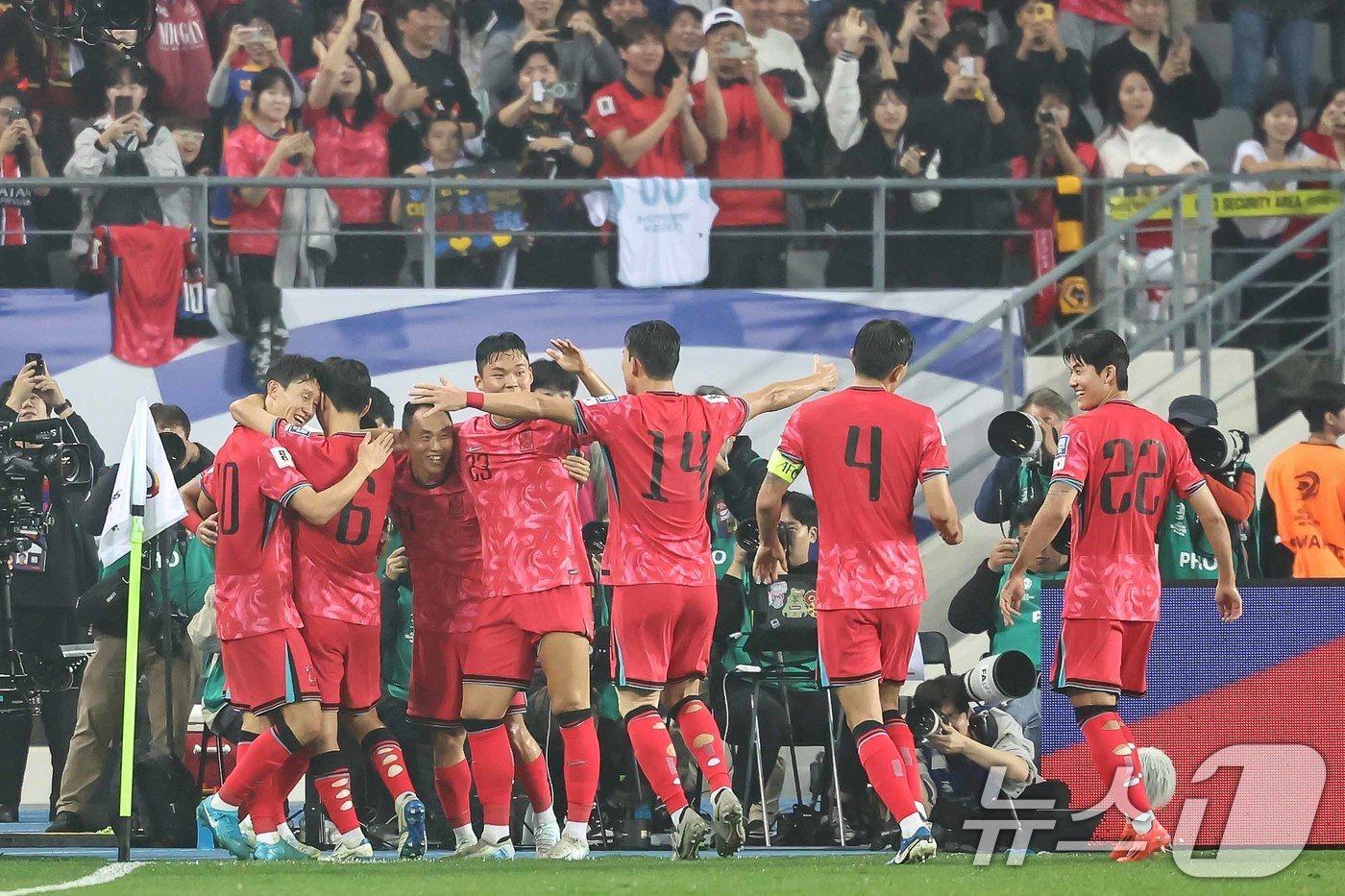 본문 이미지 - 15일 오후 경기 용인시 처인구 용인미르스타디움에서 열린 2026 국제축구연맹&#40;FIFA&#41; 북중미 월드컵 아시아 3차 예선 B조 4차전 대한민국과 이라크의 경기에서 대한민국 이재성이 추가골을 성공시킨 뒤 이명재와 기쁨을 나누고 있다. 2024.10.15/뉴스1 ⓒ News1 민경석 기자