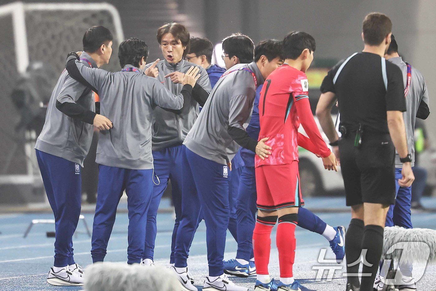 본문 이미지 - 15일 오후 경기 용인시 처인구 용인미르스타디움에서 열린 2026 국제축구연맹(FIFA) 북중미 월드컵 아시아 3차 예선 B조 4차전 대한민국과 이라크의 경기에서 홍명보 대한민국 축구대표팀 감독이 이재성이 추가골을 성공시키자 코치진과 회의를 갖고 있다. 2024.10.15/뉴스1 ⓒ News1 민경석 기자