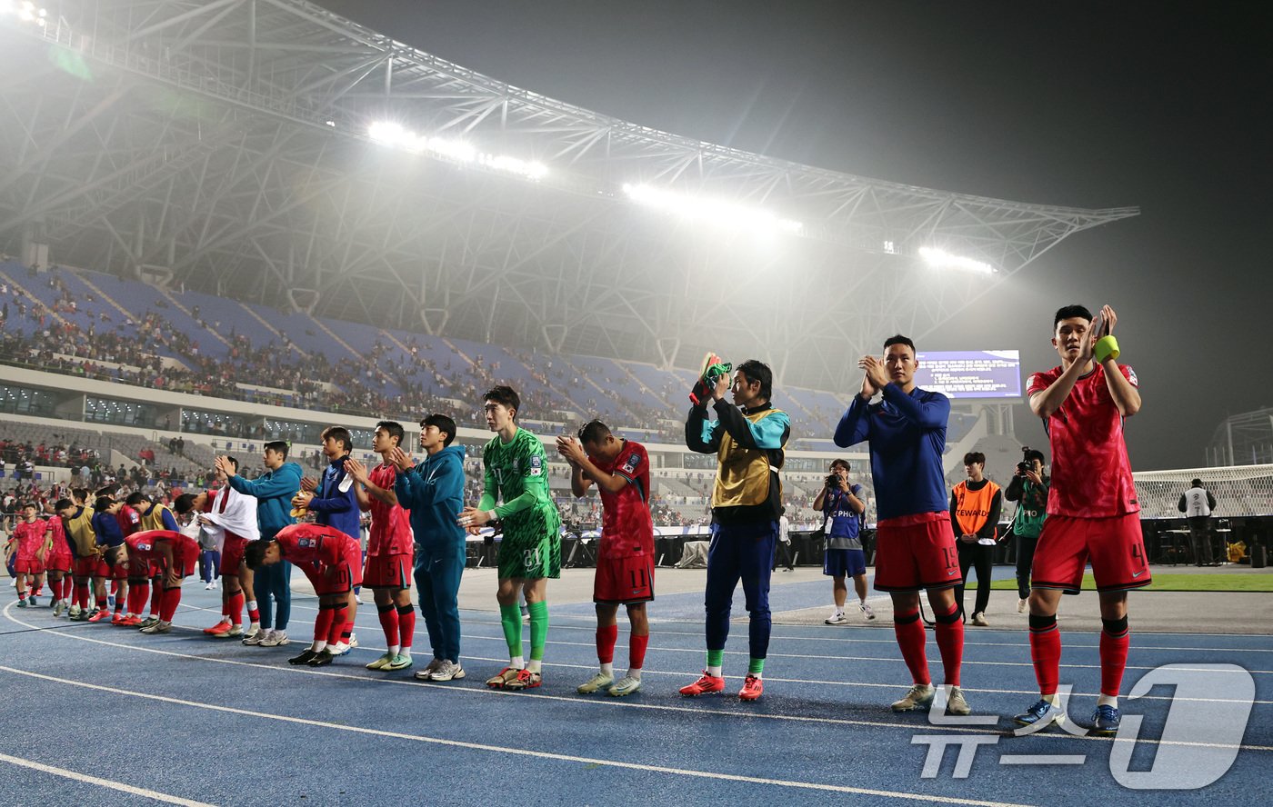 15일 오후 경기 용인시 처인구 용인미르스타디움에서 열린 2026 국제축구연맹&#40;FIFA&#41; 북중미 월드컵 아시아 3차 예선 B조 4차전 대한민국과 이라크의 경기에서 이라크에 3대 2 승리를 거둔 대한민국 선수들이 팬들에게 인사하고 있다. 2024.10.15/뉴스1 ⓒ News1 구윤성 기자