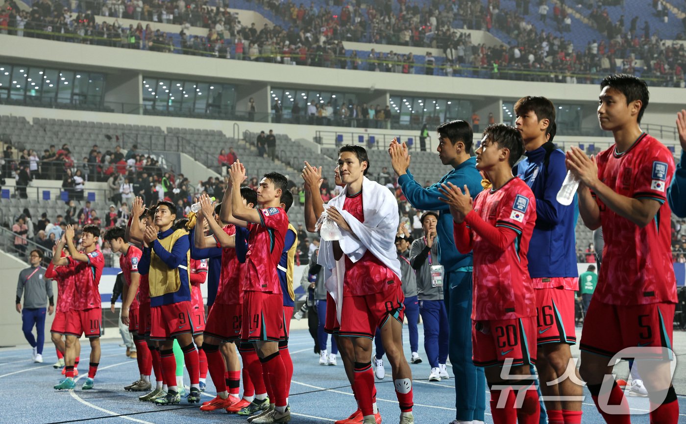 15일 오후 경기 용인시 처인구 용인미르스타디움에서 열린 2026 국제축구연맹&#40;FIFA&#41; 북중미 월드컵 아시아 3차 예선 B조 4차전 대한민국과 이라크의 경기에서 이라크에 3대 2 승리를 거둔 대한민국 선수들이 팬들에게 인사하고 있다. 2024.10.15/뉴스1 ⓒ News1 구윤성 기자