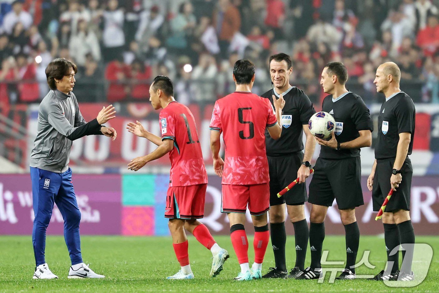 15일 오후 경기 용인시 처인구 용인미르스타디움에서 열린 2026 국제축구연맹&#40;FIFA&#41; 북중미 월드컵 아시아 3차 예선 B조 4차전 대한민국과 이라크의 경기에서 홍명보 대한민국 축구 국가대표팀 감독이 3대2 승리를 확정지은 뒤 문선민 등 선수들을 격려하고 있다. 2024.10.15/뉴스1 ⓒ News1 민경석 기자