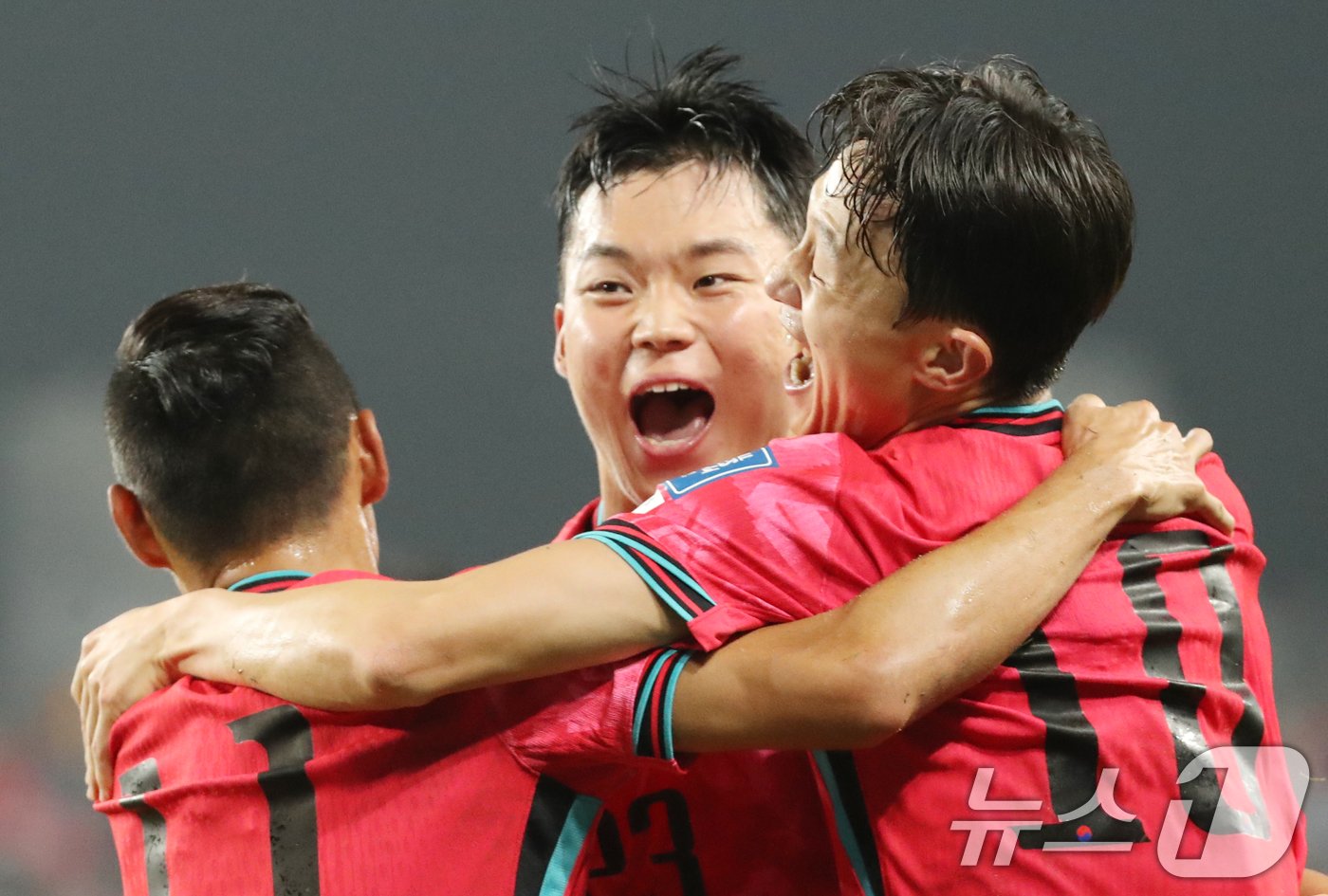 본문 이미지 - 15일 오후 경기 용인시 처인구 용인미르스타디움에서 열린 2026 국제축구연맹(FIFA) 북중미 월드컵 아시아 3차 예선 B조 4차전 대한민국과 이라크의 경기, 대한민국 오현규가 추가골을 넣은 후 기뻐하고 있다. 2024.10.15/뉴스1 ⓒ News1 김영운 기자