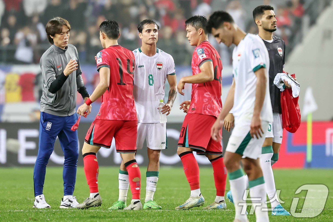 본문 이미지 - 15일 오후 경기 용인시 처인구 용인미르스타디움에서 열린 2026 국제축구연맹&#40;FIFA&#41; 북중미 월드컵 아시아 3차 예선 B조 4차전 대한민국과 이라크의 경기에서 홍명보 대한민국 축구 국가대표팀 감독이 3대2 승리를 확정지은 뒤 문선민 등 선수들을 격려하고 있다. 2024.10.15/뉴스1 ⓒ News1 민경석 기자