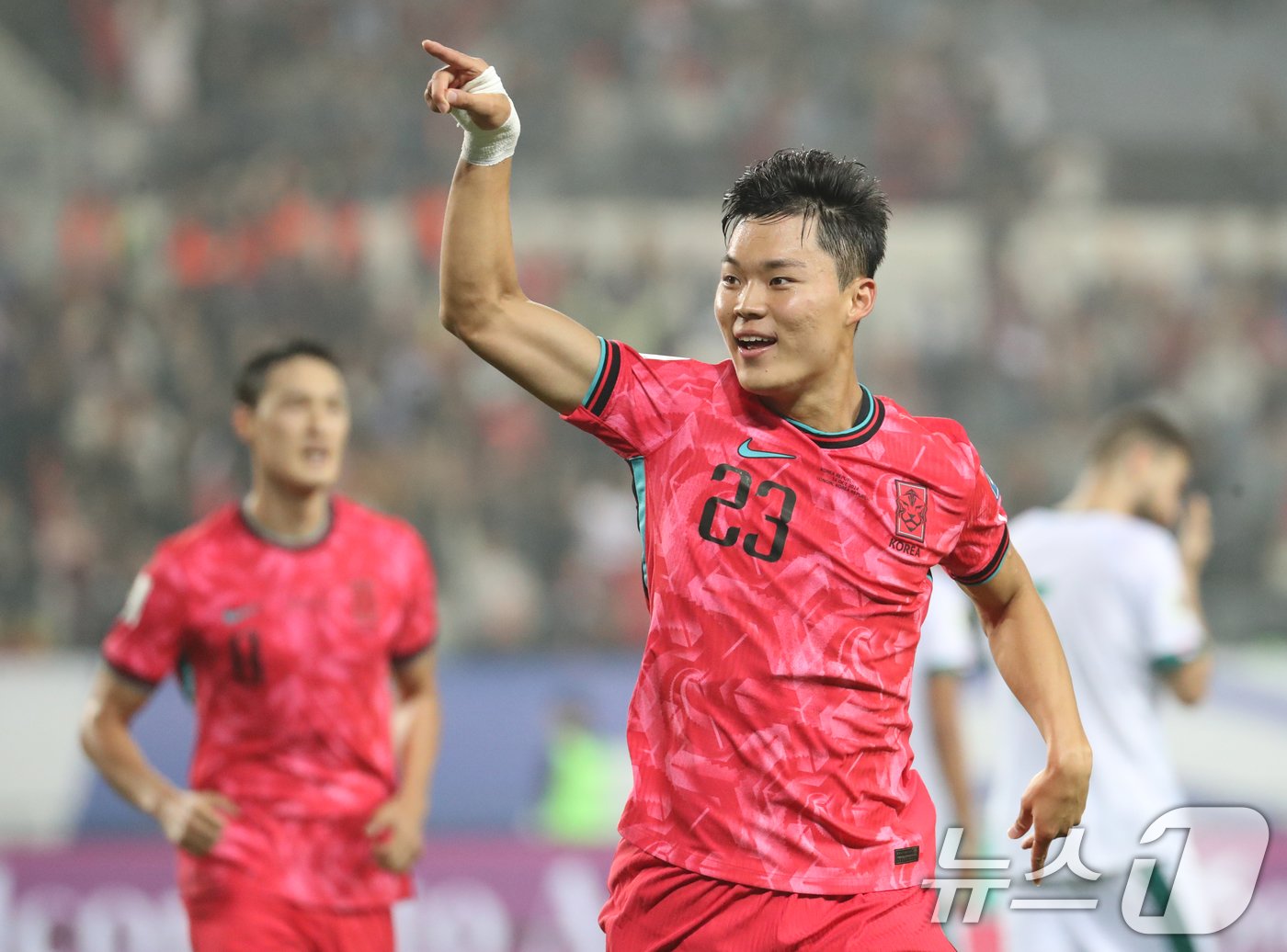 본문 이미지 - 15일 오후 경기 용인시 처인구 용인미르스타디움에서 열린 2026 국제축구연맹&#40;FIFA&#41; 북중미 월드컵 아시아 3차 예선 B조 4차전 대한민국과 이라크의 경기, 대한민국 오현규가 추가골을 넣은 후 기뻐하고 있다. 2024.10.15/뉴스1 ⓒ News1 김영운 기자