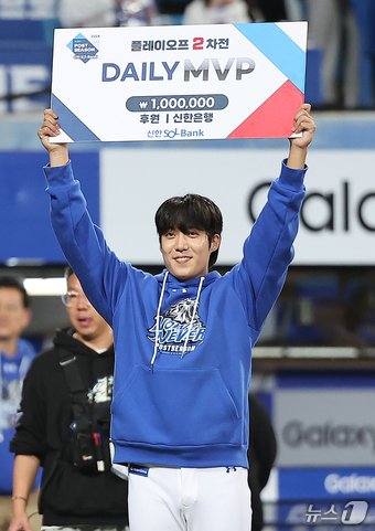 본문 이미지 - 15일 오후 대구 삼성라이온즈파크에서 열린 프로야구 '2024 신한 SOL 뱅크 KBO 포스트시즌' 플레이오프 2차전 LG 트윈스와 삼성 라이온즈의 경기, 6.2이닝 1실점 호투로 승리투수가 된 원태인이 2차전 데일리 MVP에 선정된 뒤 기념 촬영을 하고 있다. 2024.10.15/뉴스1 ⓒ News1 김진환 기자