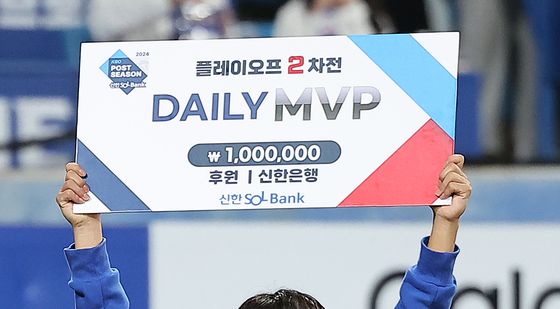 '2차전 데일리 MVP' 원태인, 밝은 미소