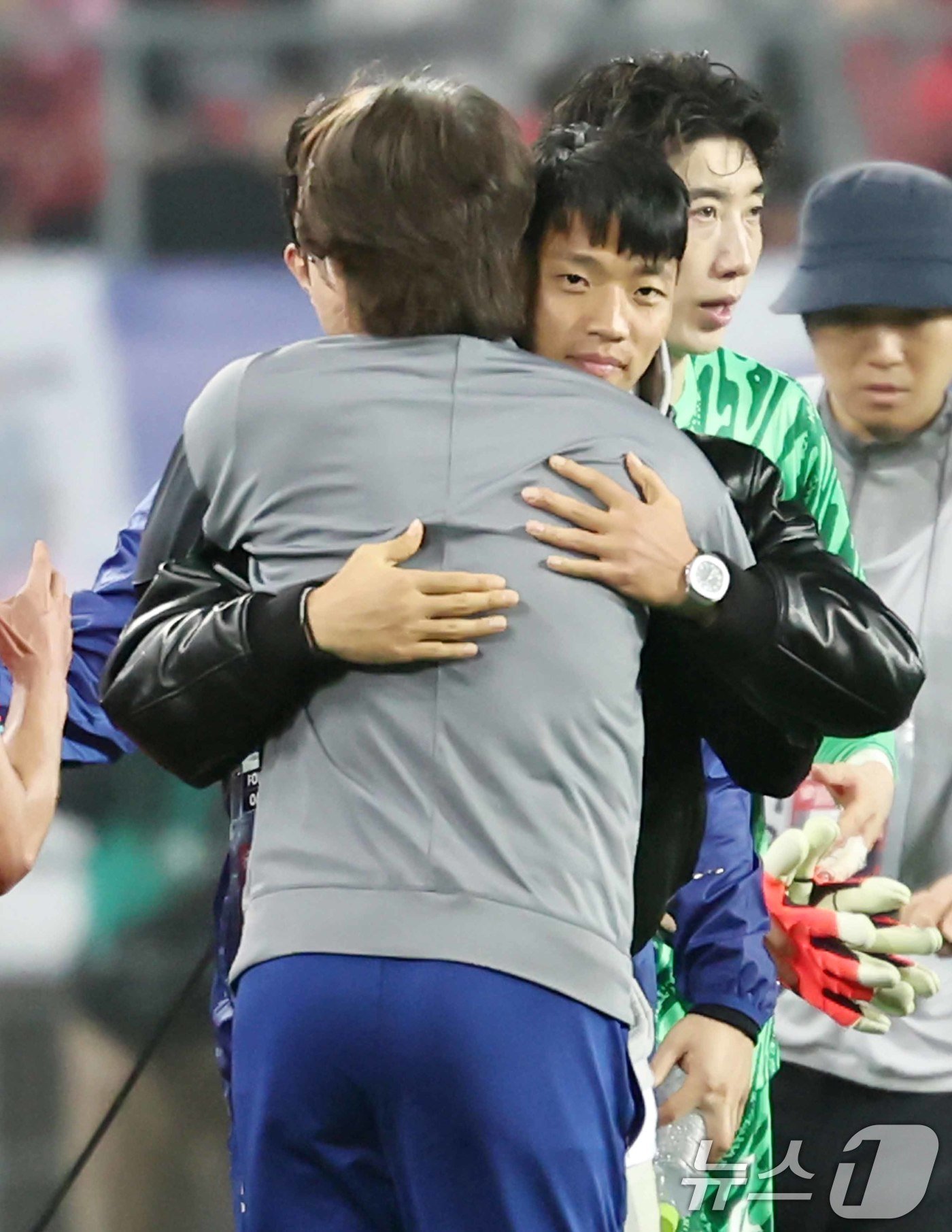 본문 이미지 - 15일 오후 경기 용인시 처인구 용인미르스타디움에서 열린 2026 국제축구연맹(FIFA) 북중미 월드컵 아시아 3차 예선 B조 4차전 대한민국과 이라크의 경기에서 홍명보 대한민국 축구 국가대표팀 감독이 3대2 승리를 확정지은 뒤 부상으로 경기에 나서지 못한 황희찬과 포옹하고 있다. 2024.10.15/뉴스1 ⓒ News1 민경석 기자