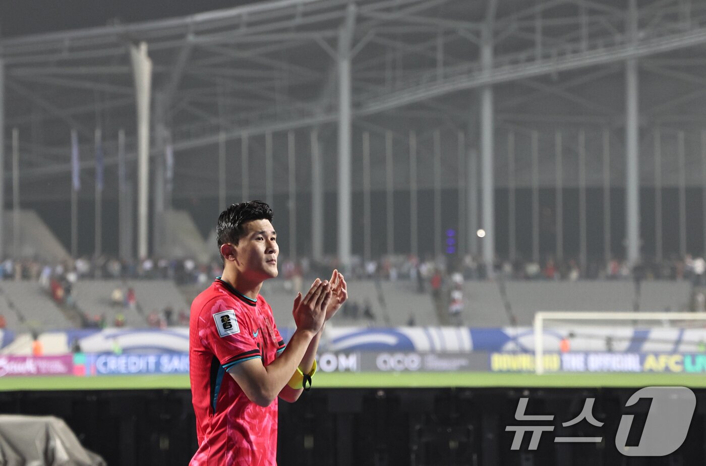 본문 이미지 - 15일 오후 경기 용인시 처인구 용인미르스타디움에서 열린 2026 국제축구연맹(FIFA) 북중미 월드컵 아시아 3차 예선 B조 4차전 대한민국과 이라크의 경기에서 대한민국 김민재가 이라크에 3대 2 승리를 거둔 뒤 팬들에게 인사하고 있다. 2024.10.15/뉴스1 ⓒ News1 구윤성 기자