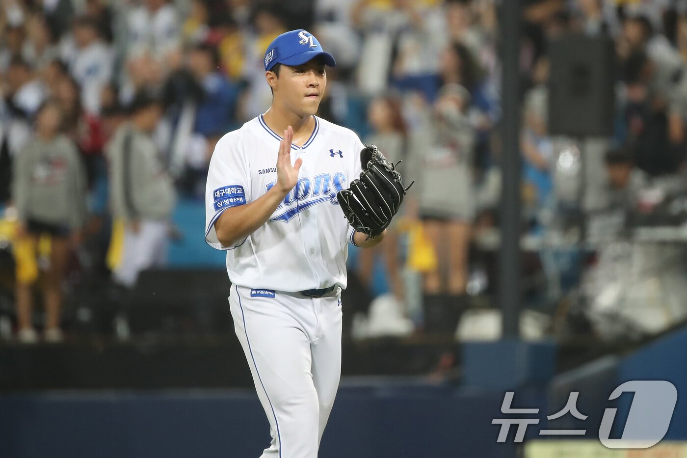 본문 이미지 - 15일 오후 대구 삼성라이온즈파크에서 열린 프로야구 '2024 신한 SOL 뱅크 KBO 포스트시즌' 플레이오프 2차전 LG 트윈스와 삼성 라이온즈의 경기, 7회초 2사 만루 상황을 무실점으로 막은 삼성 김윤수가 기뻐하고 있다. 2024.10.15/뉴스1 ⓒ News1 공정식 기자