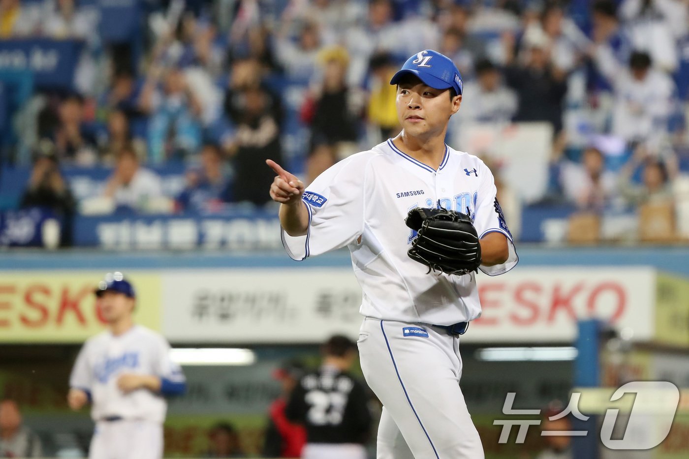 본문 이미지 - 15일 오후 대구 삼성라이온즈파크에서 열린 프로야구 '2024 신한 SOL 뱅크 KBO 포스트시즌' 플레이오프 2차전 LG 트윈스와 삼성 라이온즈의 경기, 7회초 2사 만루 상황을 무실점으로 막은 삼성 김윤수가 기뻐하고 있다. 2024.10.15/뉴스1 ⓒ News1 공정식 기자