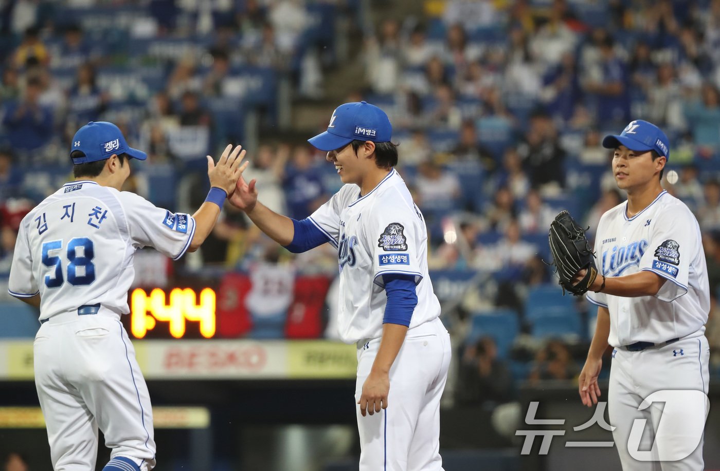 본문 이미지 - 15일 오후 대구 삼성라이온즈파크에서 열린 프로야구 &#39;2024 신한 SOL 뱅크 KBO 포스트시즌&#39; 플레이오프 2차전 LG 트윈스와 삼성 라이온즈의 경기, 7회초 2사 만루 상황을 무실점으로 막은 선발 원태인이 기뻐하고 있다. 2024.10.15/뉴스1 ⓒ News1 공정식 기자