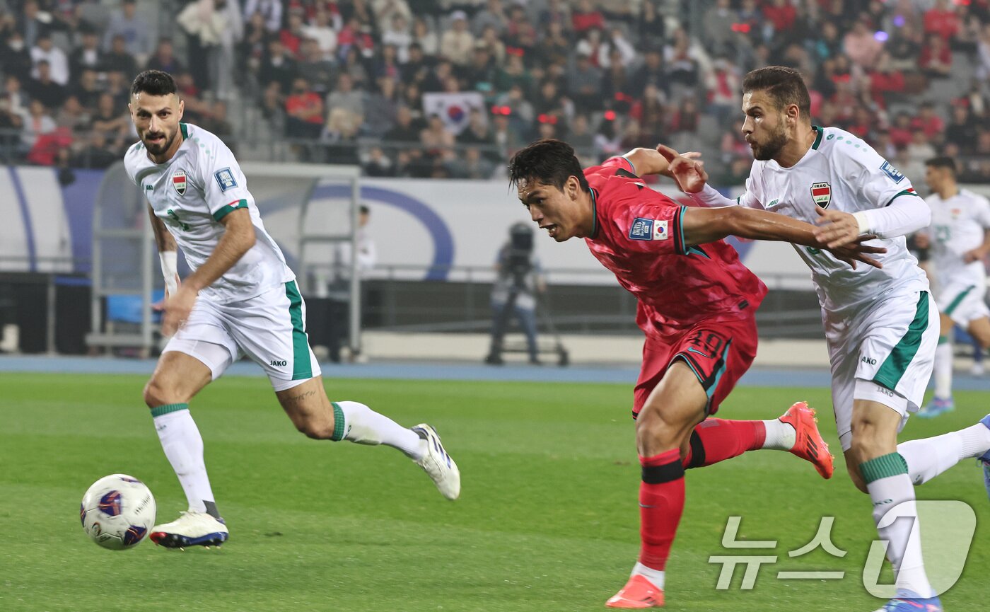 본문 이미지 - 15일 오후 경기 용인시 처인구 용인미르스타디움에서 열린 2026 국제축구연맹&#40;FIFA&#41; 북중미 월드컵 아시아 3차 예선 B조 4차전 대한민국과 이라크의 경기에서 대한민국 오세훈이 상대진영으로 드리블 하고 있다. 2024.10.15/뉴스1 ⓒ News1 구윤성 기자