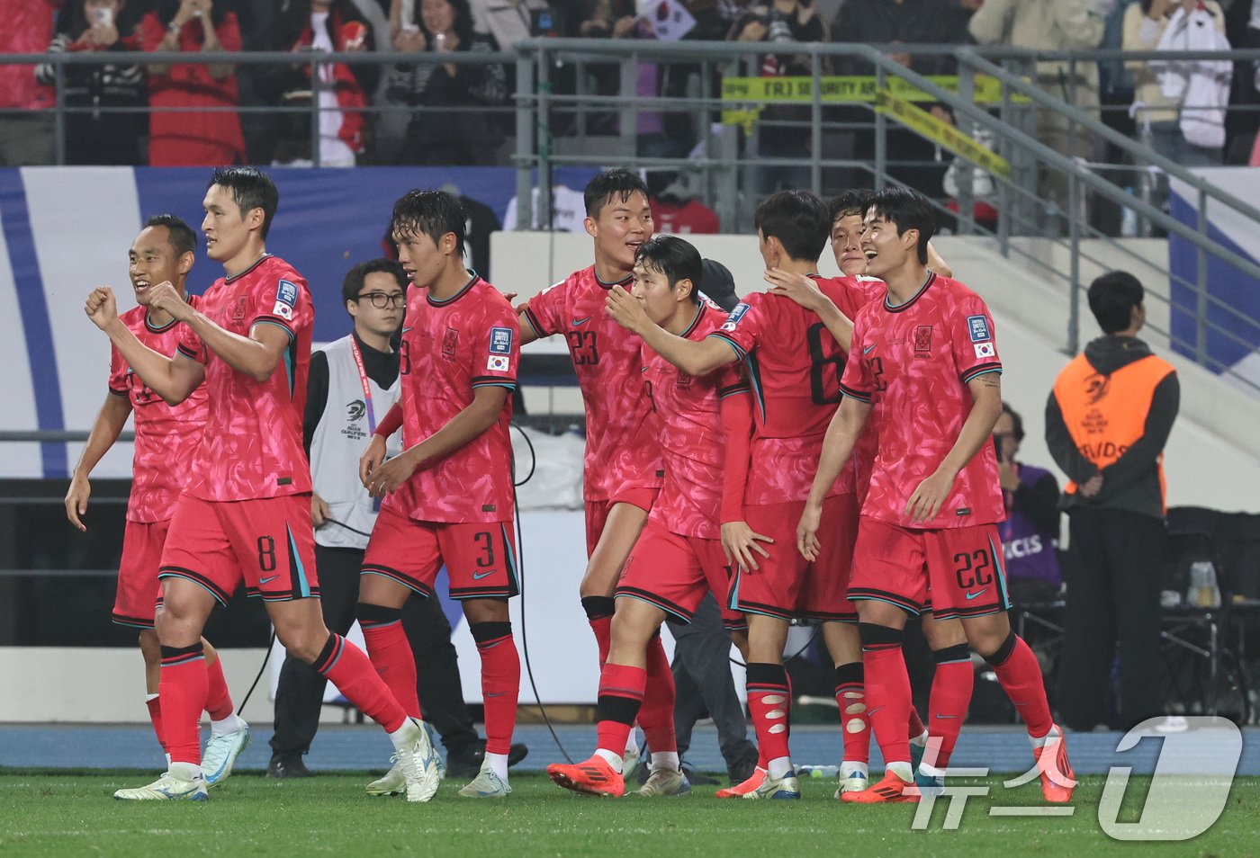 15일 오후 경기 용인시 처인구 용인미르스타디움에서 열린 2026 국제축구연맹&#40;FIFA&#41; 북중미 월드컵 아시아 3차 예선 B조 4차전 대한민국과 이라크의 경기에서 후반전 대한민국 오현규가 추가골을 넣은 뒤 동료들과 기쁨을 나누고 있다. 2024.10.15/뉴스1 ⓒ News1 구윤성 기자