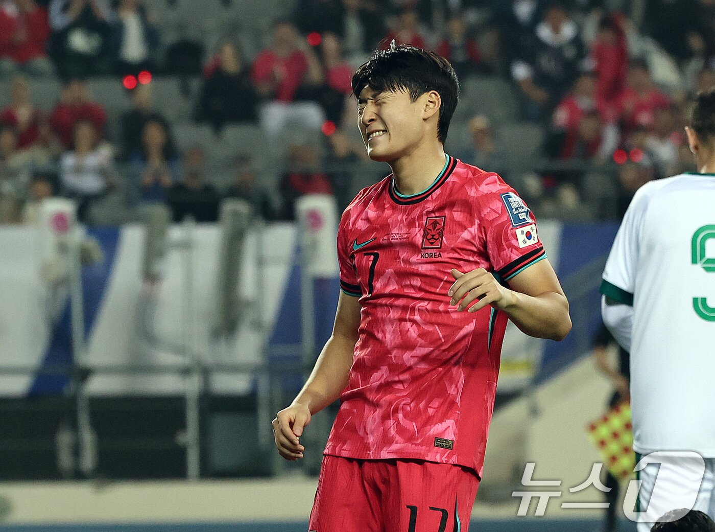 본문 이미지 - 15일 오후 경기 용인시 처인구 용인미르스타디움에서 열린 2026 국제축구연맹(FIFA) 북중미 월드컵 아시아 3차 예선 B조 4차전 대한민국과 이라크의 경기에서 대한민국 배준호가 기회를 놓친 뒤 아쉬워하고 있다. 2024.10.15/뉴스1 ⓒ News1 구윤성 기자