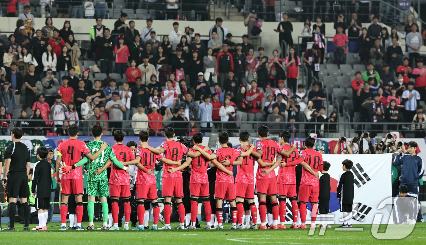 15일 오후 경기 용인시 처인구 용인미르스타디움에서 열린 2026 국제축구연맹&#40;FIFA&#41; 북중미 월드컵 아시아 3차 예선 B조 4차전 대한민국과 이라크의 경기에 앞서 대한민국 선수들이 애국가를 부르고 있다. 2024.10.15/뉴스1 ⓒ News1 구윤성 기자