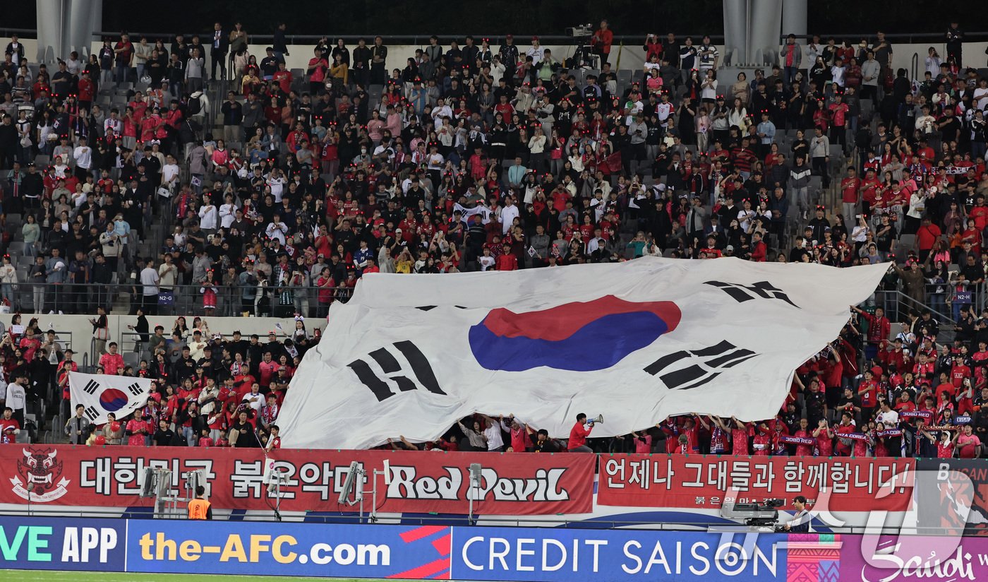 15일 오후 경기 용인시 처인구 용인미르스타디움에서 열린 2026 국제축구연맹&#40;FIFA&#41; 북중미 월드컵 아시아 3차 예선 B조 4차전 대한민국과 이라크의 경기에 앞서 붉은악마 응원단이 대형 태극기를 펼쳐들고 있다. 2024.10.15/뉴스1 ⓒ News1 구윤성 기자