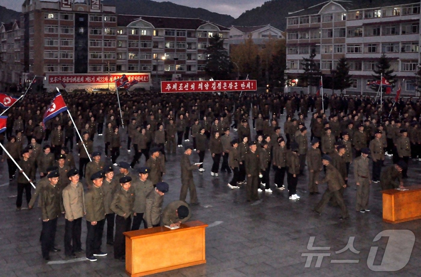 본문 이미지 - &#40;평양 노동신문=뉴스1&#41; = 북한 노동당 기관지 노동신문은 16일 온 나라가 한국을 징벌하려 한다며 &#34;종합된 자료에 의하면 14일과 15일 이틀 동안에만도 전국적으로 140여만 명에 달하는 청년동맹일꾼&#40;간부&#41;들과 청년학생들이 인민군대 입대, 복대를 열렬히 탄원했다&#34;라고 보도했다. [국내에서만 사용가능. 재배포 금지. DB 금지. For Use Only in the Republic of Korea. Redistribution Prohibited] rodongphoto@news1.kr