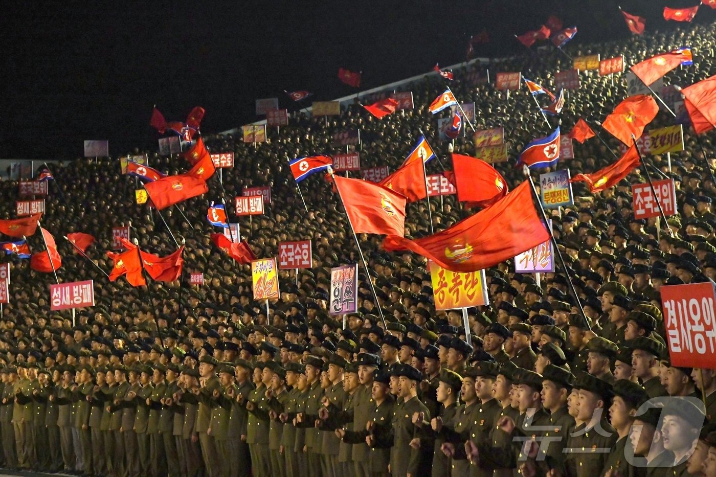 본문 이미지 - &#40;평양 노동신문=뉴스1&#41; = 북한 노동당 기관지 노동신문은 16일 온 나라가 한국을 징벌하려 한다며 &#34;종합된 자료에 의하면 14일과 15일 이틀 동안에만도 전국적으로 140여만 명에 달하는 청년동맹일꾼&#40;간부&#41;들과 청년학생들이 인민군대 입대, 복대를 열렬히 탄원했다&#34;라고 보도했다. [국내에서만 사용가능. 재배포 금지. DB 금지. For Use Only in the Republic of Korea. Redistribution Prohibited] rodongphoto@news1.kr