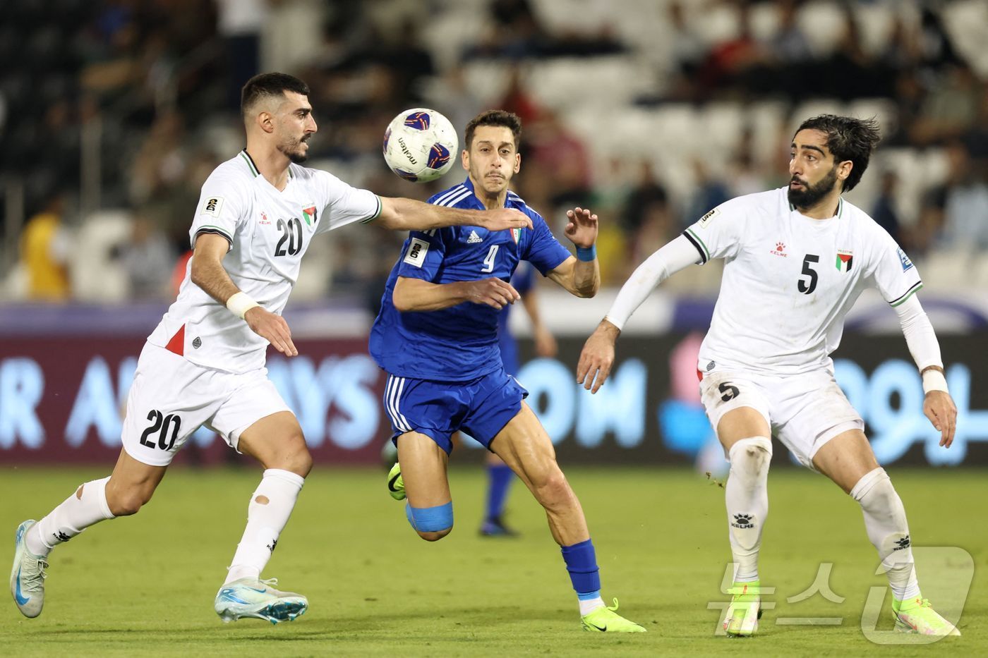 본문 이미지 - 팔레스타인(흰색 유니폼)과 쿠웨이트(파란색 유니폼)는 16일(한국시간) 열린 2026 북중미 월드컵 아시아 3차 예선 B조 4차전에서 2-2로 비겼다. ⓒ AFP=뉴스1