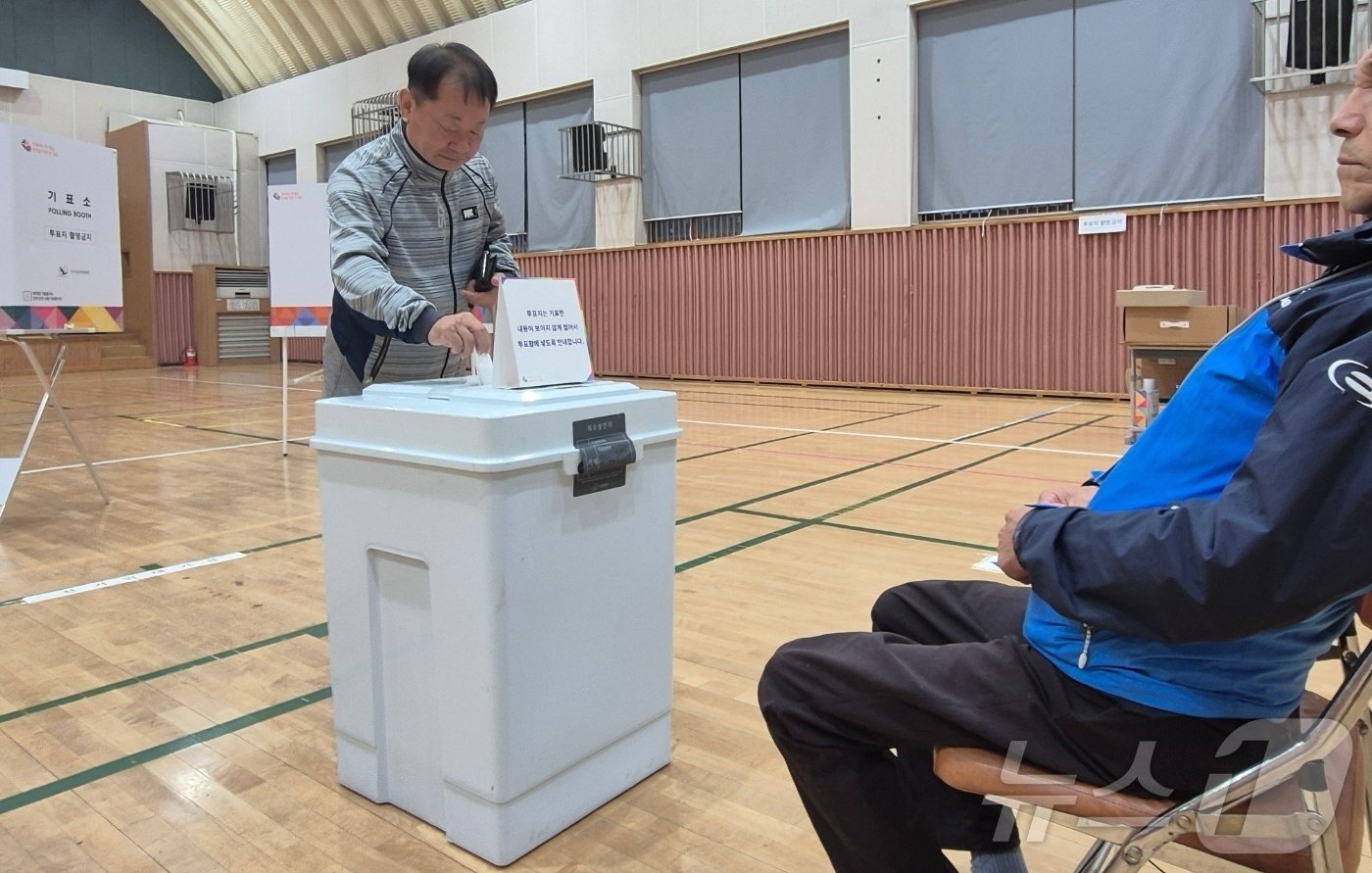 16일 오전 강화군수 보궐선거 본투표가 시작되자 제3투표소 강화초등학교로 발걸음을 옮긴 공기동 씨&#40;57&#41;가 \&#39;소중한 한 표\&#39;를 행사하고 있다. ⓒ News1 이시명 기자