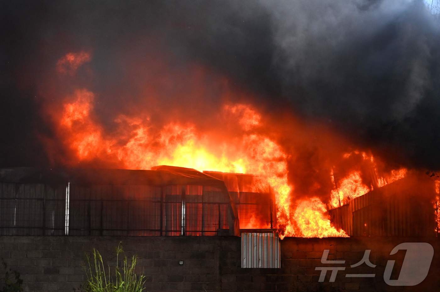 (테구시갈파 AFP=뉴스1) 우동명 기자 = 15일(현지시간) 온두라스 테구시갈파에 있는 일본 차 도요타, 렉서스의 수입, 유통 업체 부품 창고에서 화재가 발생해 불길에 휩싸인 모 …