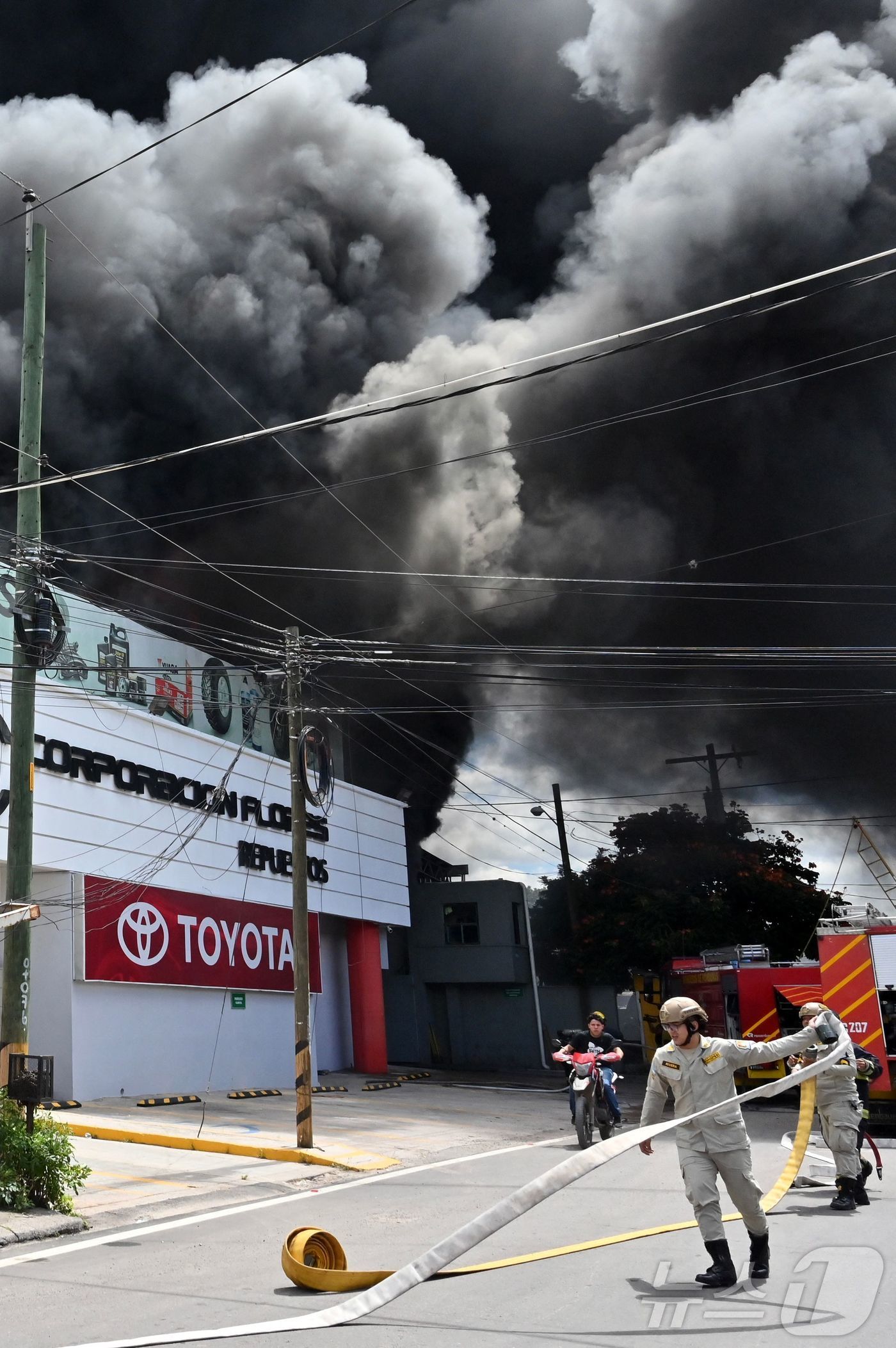 (테구시갈파 AFP=뉴스1) 우동명 기자 = 15일(현지시간) 온두라스 테구시갈파에 있는 일본 차 도요타, 렉서스의 수입, 유통 업체 부품 창고에서 화재가 발생해 연기가 치솟는 모 …