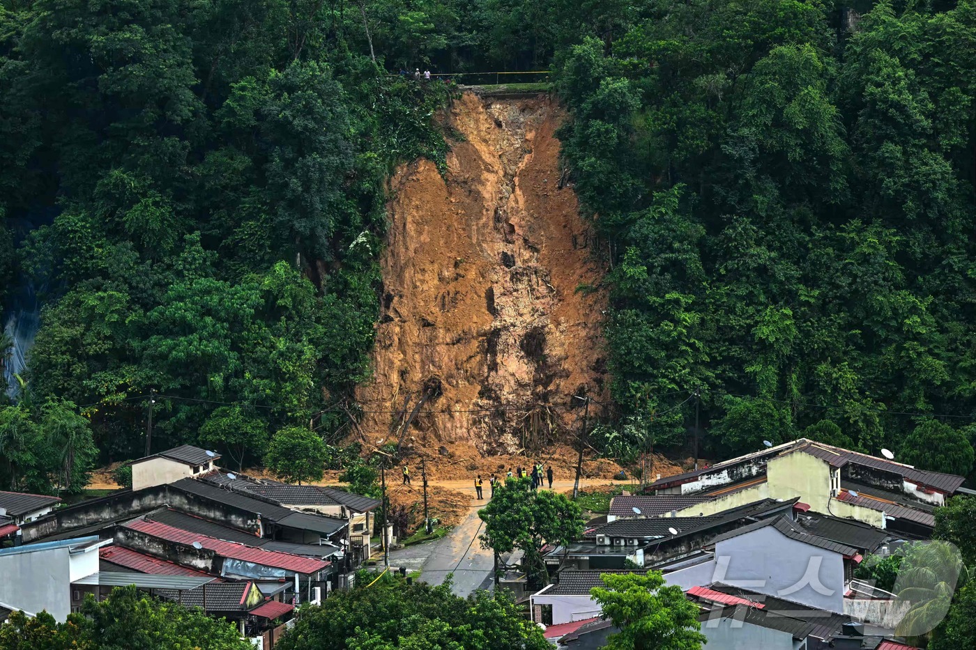 (쿠알라룸푸르 AFP=뉴스1) 우동명 기자 = 15일(현지시간) 폭우가 쏟아진 말레이시아 쿠알라룸푸르의 주거 지역에서 산사태가 발생한 모습이 보인다. 2024.10.16ⓒ AFP= …