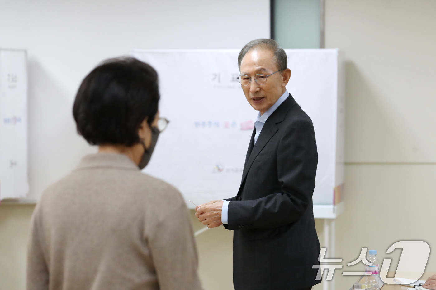 (서울=뉴스1) 이승배 기자 = 이명박 전 대통령과 부인 김윤옥 여사가 16일 오전 서울 강남구 논현동 2024 하반기 재·보궐선거 투표소에서 기표소로 향하고 있다. 2024.10 …