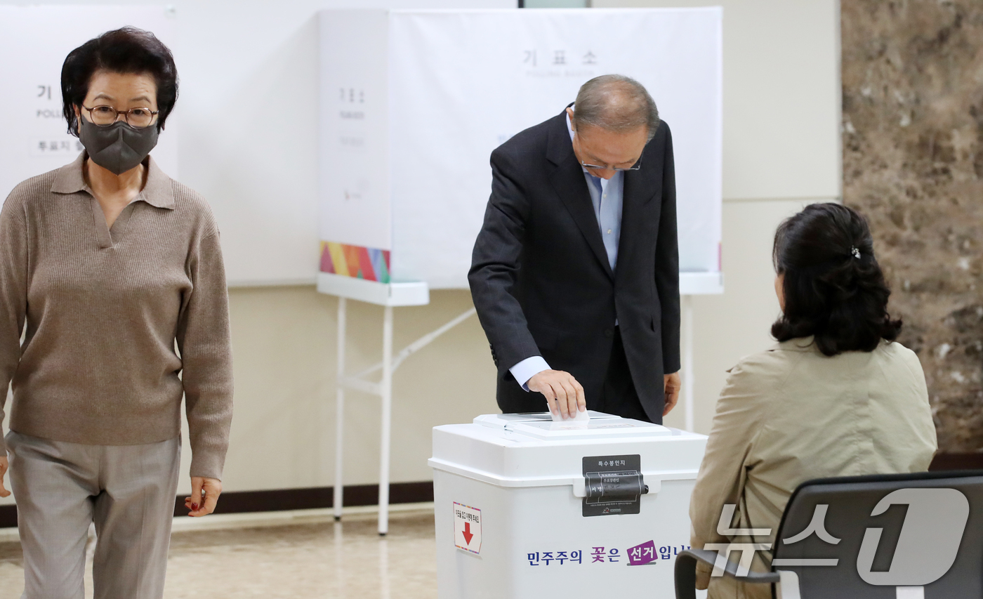 (서울=뉴스1) 이승배 기자 = 이명박 전 대통령과 부인 김윤옥 여사가 16일 오전 서울 강남구 논현동 2024 하반기 재·보궐선거 투표소에서 투표를 하고 있다. 2024.10.1 …