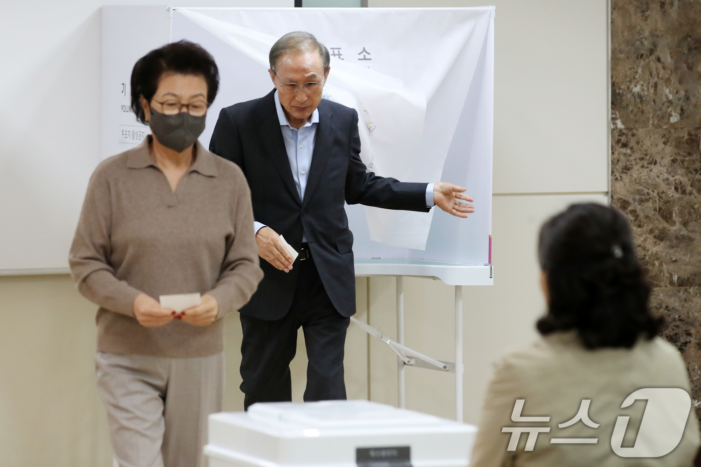 (서울=뉴스1) 이승배 기자 = 이명박 전 대통령과 부인 김윤옥 여사가 16일 오전 서울 강남구 논현동 2024 하반기 재·보궐선거 투표소에서 투표하고 있다. 2024.10.16/ …