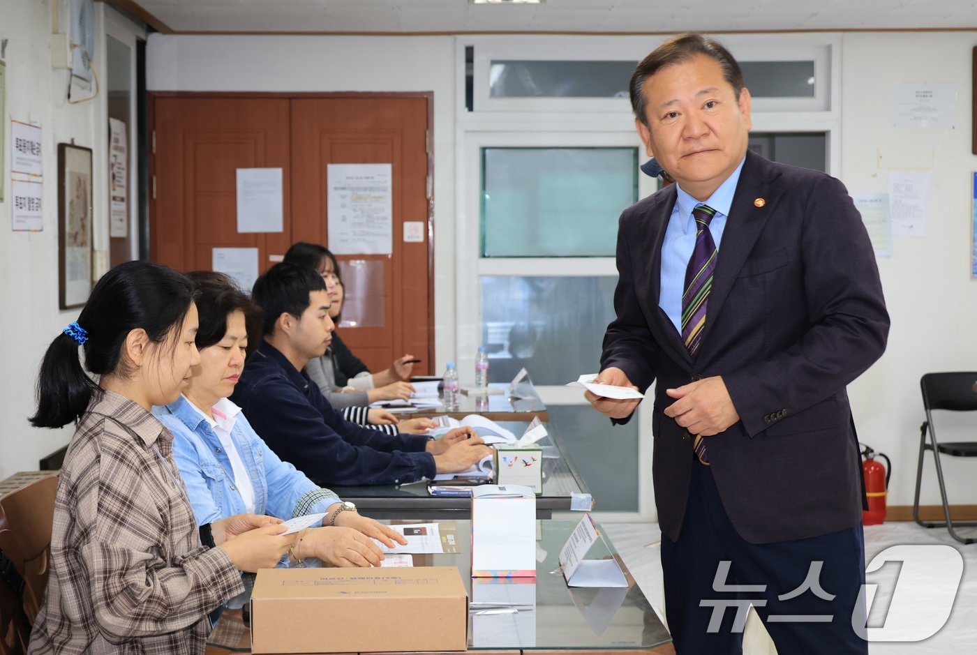 (서울=뉴스1) = 이상민 행정안전부 장관이 2024 하반기 재·보궐선거 투표일인 16일 오전 서울 강남구 압구정동 제5투표소에서 투표 용지를 받고 있다. (행정안전부 제공) 20 …