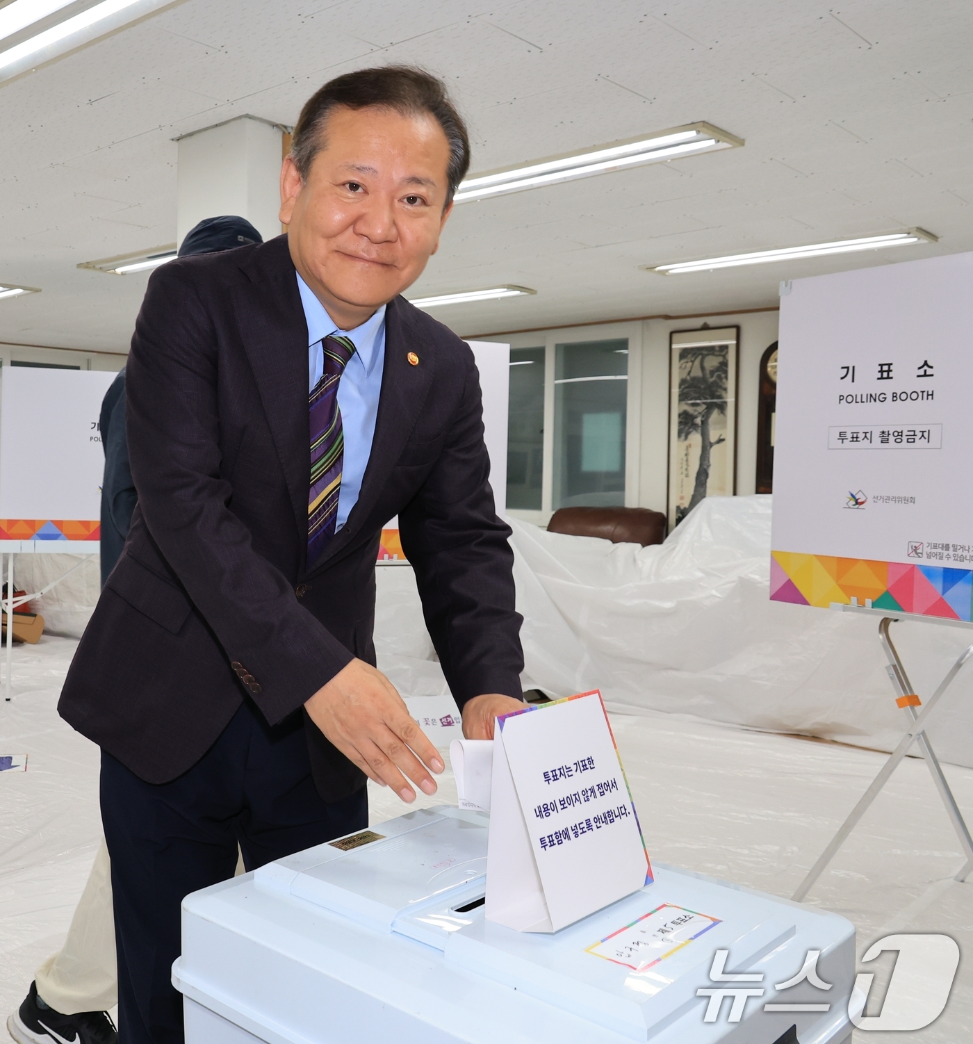 (서울=뉴스1) = 이상민 행정안전부 장관이 2024 하반기 재·보궐선거 투표일인 16일 오전 서울 강남구 압구정동 제5투표소에서 투표하고 있다. (행정안전부 제공) 2024.10 …