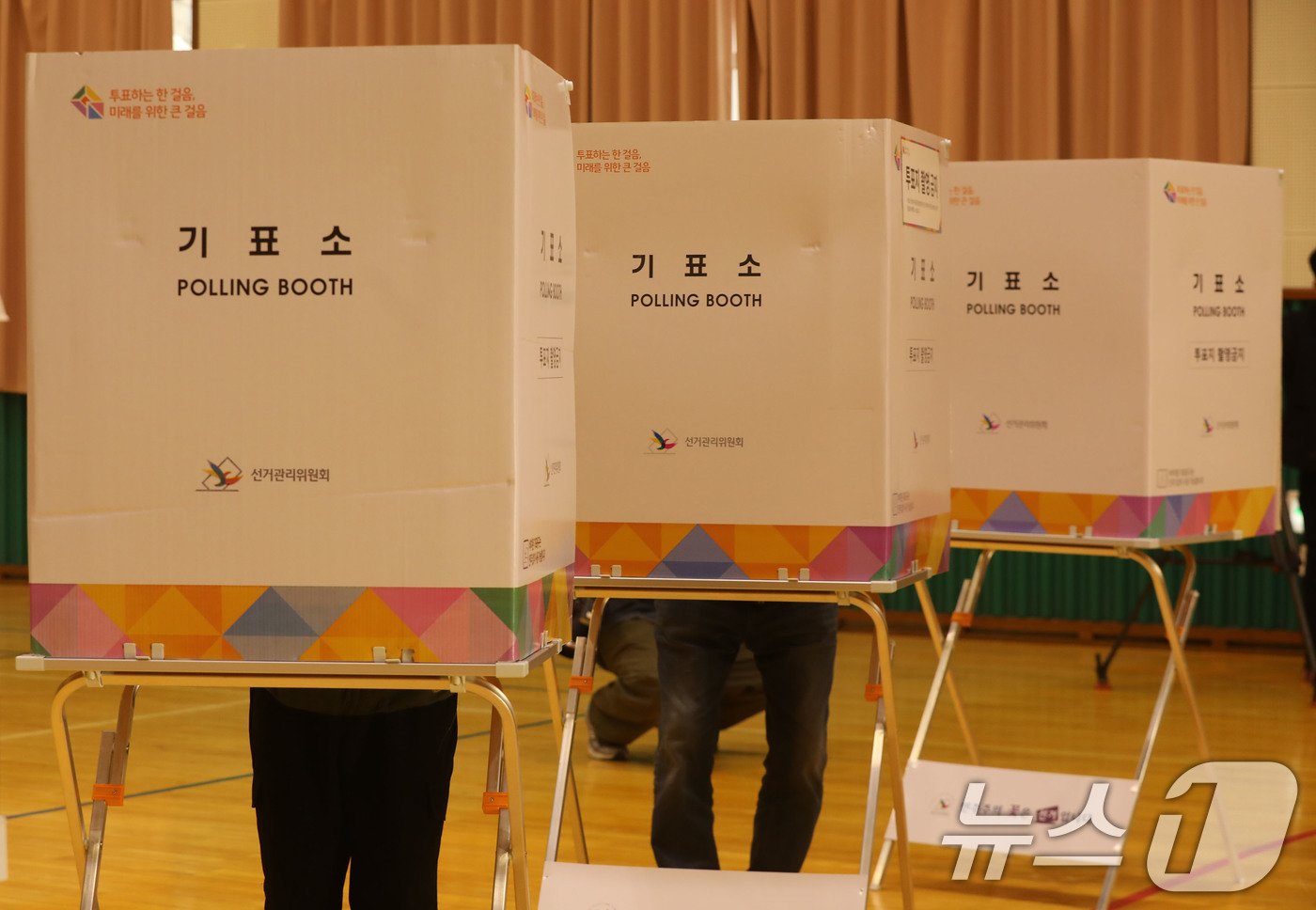 본문 이미지 - 2024 하반기 재·보궐선거 투표날인 16일 오전 전남 영광군청소년문화센터에 마련된 투표소에서 군민들이 투표하고 있다. 2024.10.15/뉴스1 ⓒ News1 박지현 기자