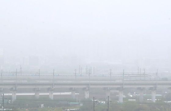 전국 200m 미만 짙은 안개…동쪽에 비바람 [퇴근길날씨]