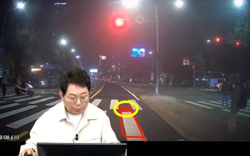 한문철 변호사는 버스가 노란색 표시만큼 움직였다고 봤다. &#40;&#39;한문철TV&#39; 갈무리&#41;