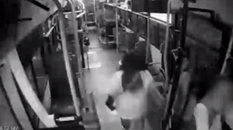 본문 이미지 - 여성 승객이 이동하는 모습. ('한문철TV' 갈무리)