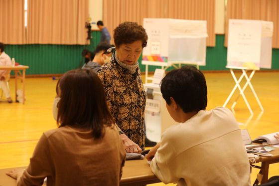 오전 5시50분 투표소 찾은 유권자…'지역 발전' 한 표 행사(종합2보)