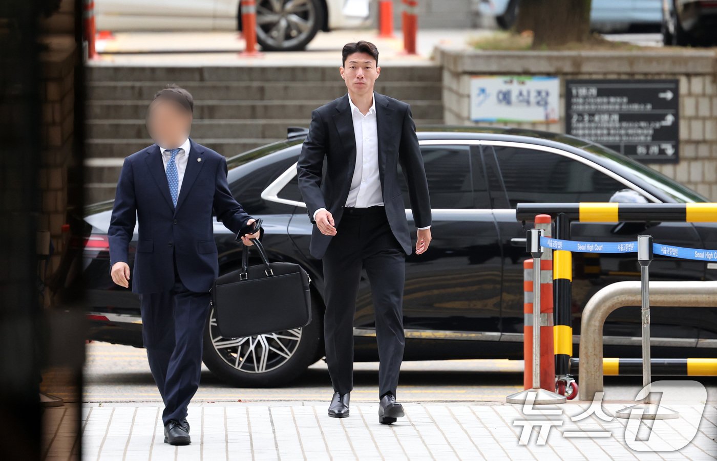 본문 이미지 - 불법 촬영 혐의를 받고 있는 축구선수 황의조&#40;32&#41;가 16일 서울 서초구 서울중앙지법에서 열린 성폭력 범죄의 처벌 등에 관한 특례법 위반&#40;카메라 등 이용 촬영&#41; 혐의 1심 1차공판에 출석하고 있다. &#40;공동취재&#41; 2024.10.16/뉴스1 ⓒ News1 임세영 기자