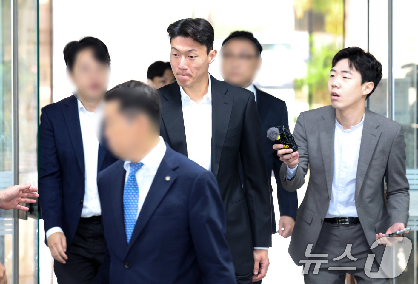 본문 이미지 - 불법 촬영 혐의를 받고 있는 축구선수 황의조&#40;32&#41;가 16일 서울 서초구 서울중앙지법에서 열린 성폭력 범죄의 처벌 등에 관한 특례법 위반&#40;카메라 등 이용 촬영&#41; 혐의 1심 1차공판에 출석하고 있다. &#40;공동취재&#41; 2024.10.16/뉴스1 ⓒ News1 임세영 기자