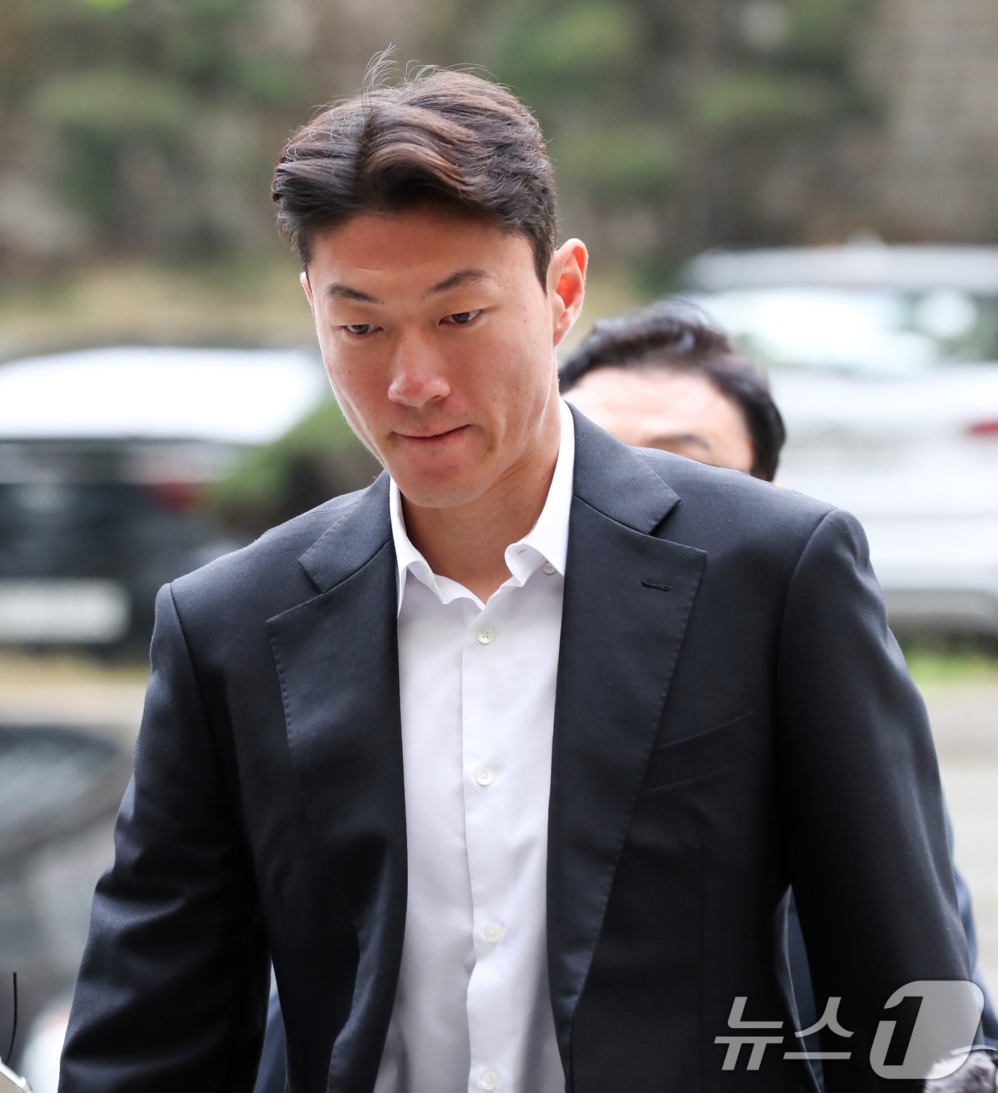 본문 이미지 - 불법 촬영 혐의를 받고 있는 축구선수 황의조&#40;32&#41;가 16일 서울 서초구 서울중앙지법에서 열린 성폭력 범죄의 처벌 등에 관한 특례법 위반&#40;카메라 등 이용 촬영&#41; 혐의 1심 1차공판에 출석하고 있다. &#40;공동취재&#41; 2024.10.16/뉴스1 ⓒ News1 임세영 기자