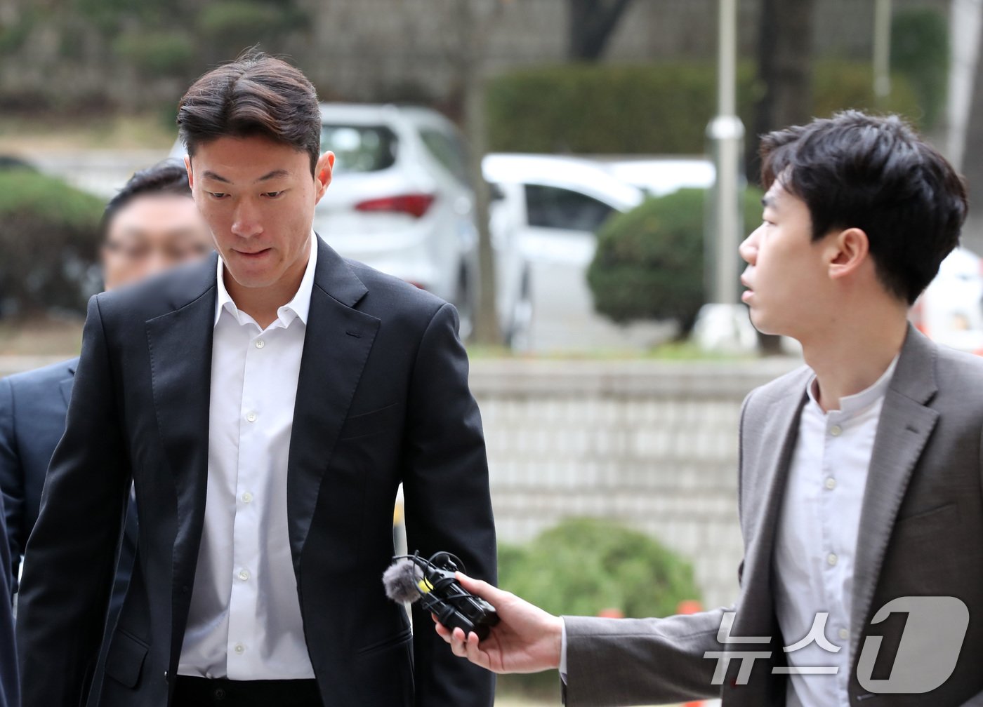 본문 이미지 - 불법 촬영 혐의를 받고 있는 축구선수 황의조&#40;32&#41;가 16일 서울 서초구 서울중앙지법에서 열린 성폭력 범죄의 처벌 등에 관한 특례법 위반&#40;카메라 등 이용 촬영&#41; 혐의 1심 1차공판에 출석하고 있다. &#40;공동취재&#41; 2024.10.16/뉴스1 ⓒ News1 임세영 기자