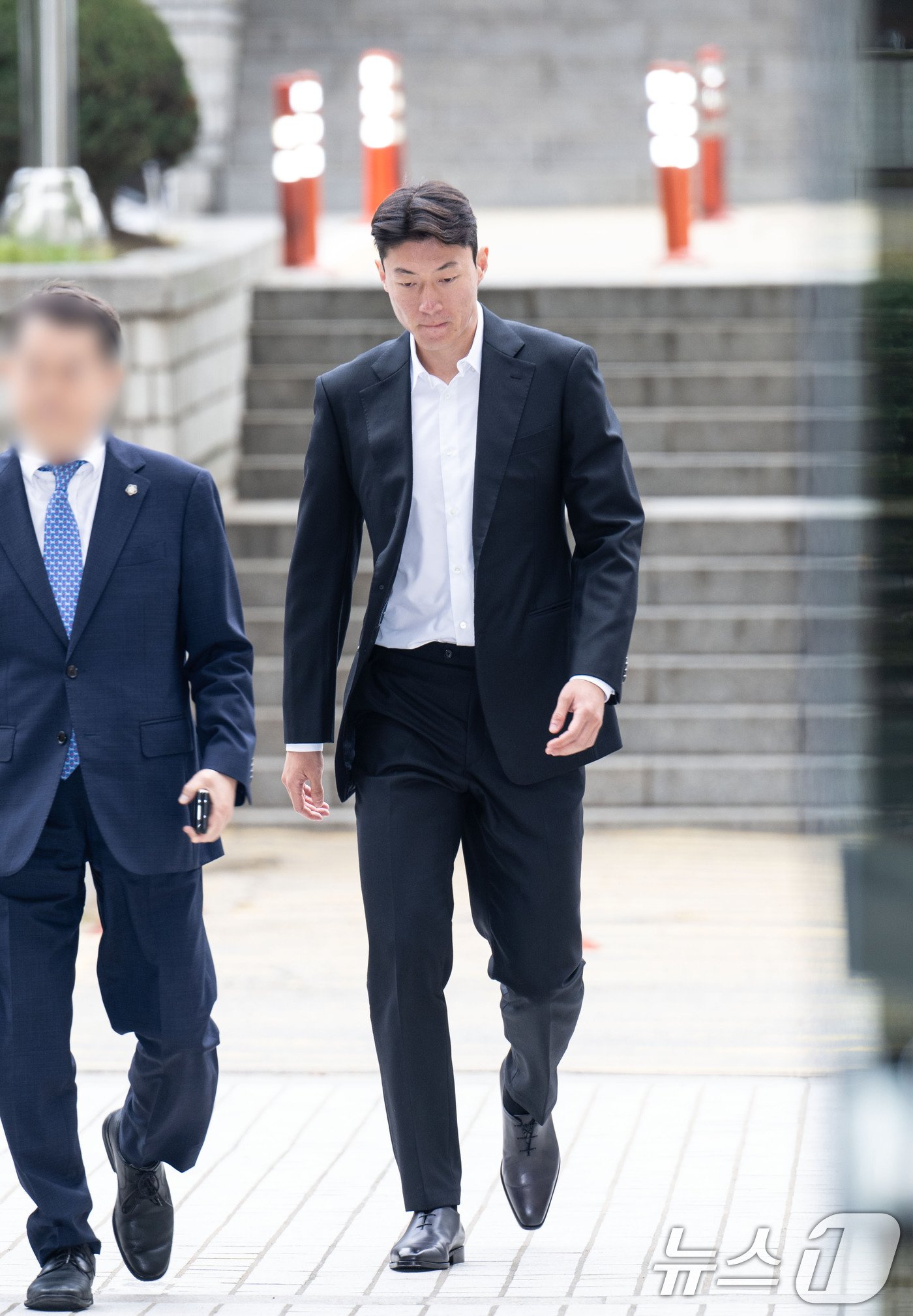 본문 이미지 - 불법 촬영 혐의를 받고 있는 축구선수 황의조&#40;32&#41;가 16일 서울 서초구 서울중앙지법에서 열린 성폭력 범죄의 처벌 등에 관한 특례법 위반&#40;카메라 등 이용 촬영&#41; 혐의 1심 1차공판에 출석하고 있다. &#40;공동취재&#41; 2024.10.16/뉴스1 ⓒ News1 임세영 기자