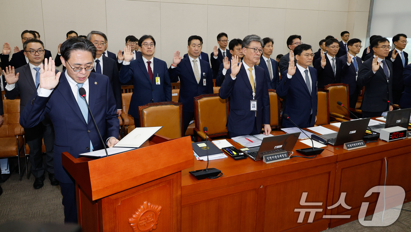 (서울=뉴스1) 안은나 기자 = 강민수 국세청장이 16일 오전 서울 여의도 국회 기획재정위원회에서 열린 국세청·서울지방국세청·중부지방국세청·인천지방국세청 국정감사에서 증인 선서를 …