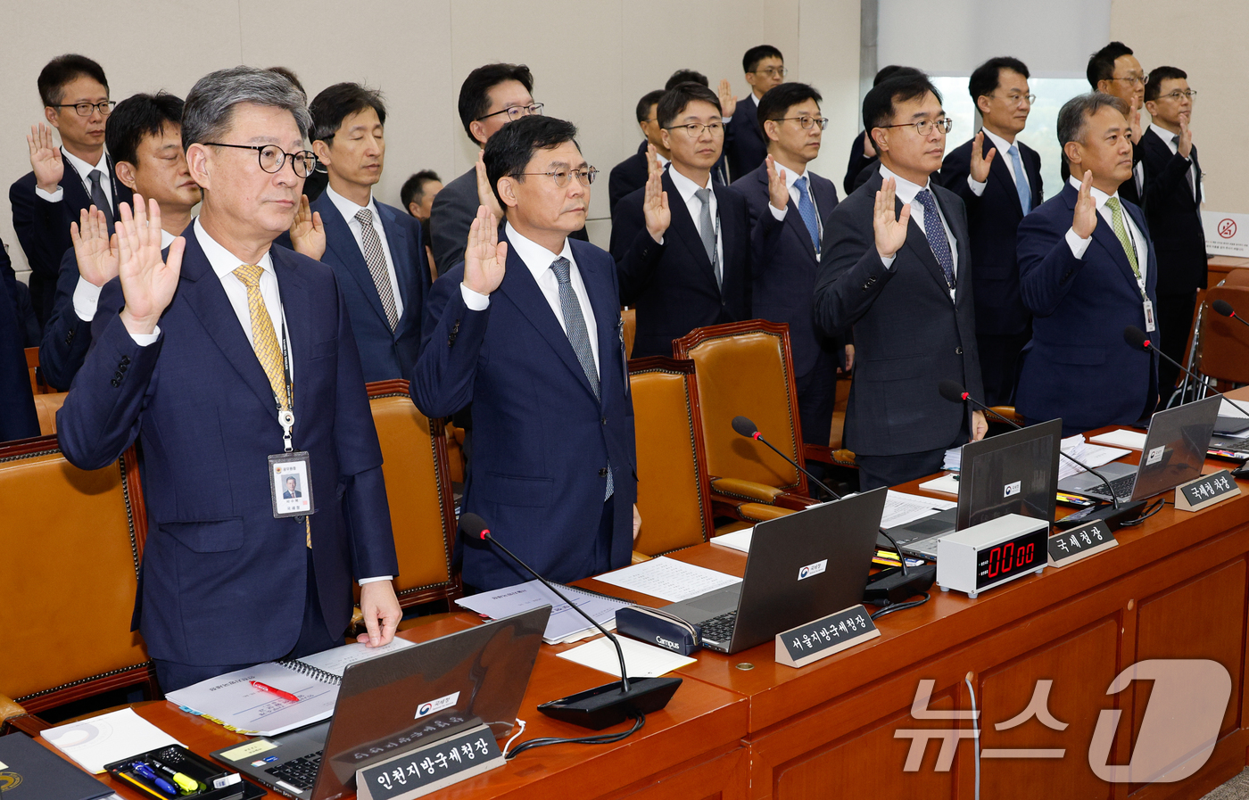 (서울=뉴스1) 안은나 기자 = 박수복 인천지방국세청장(앞줄 왼쪽부터), 정재수 서울지방국세청장, 최재봉 국세청 차장, 박재형 중부지방국세청장이 16일 오전 서울 여의도 국회 기획 …