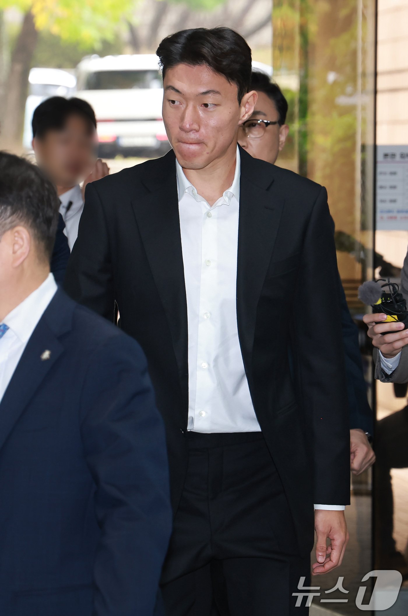 본문 이미지 - 불법 촬영 혐의를 받고 있는 축구선수 황의조&#40;32&#41;가 16일 서울 서초구 서울중앙지법에서 열린 성폭력 범죄의 처벌 등에 관한 특례법 위반&#40;카메라 등 이용 촬영&#41; 혐의 1심 1차공판에 출석하고 있다. &#40;공동취재&#41; 2024.10.16/뉴스1 ⓒ News1 임세영 기자