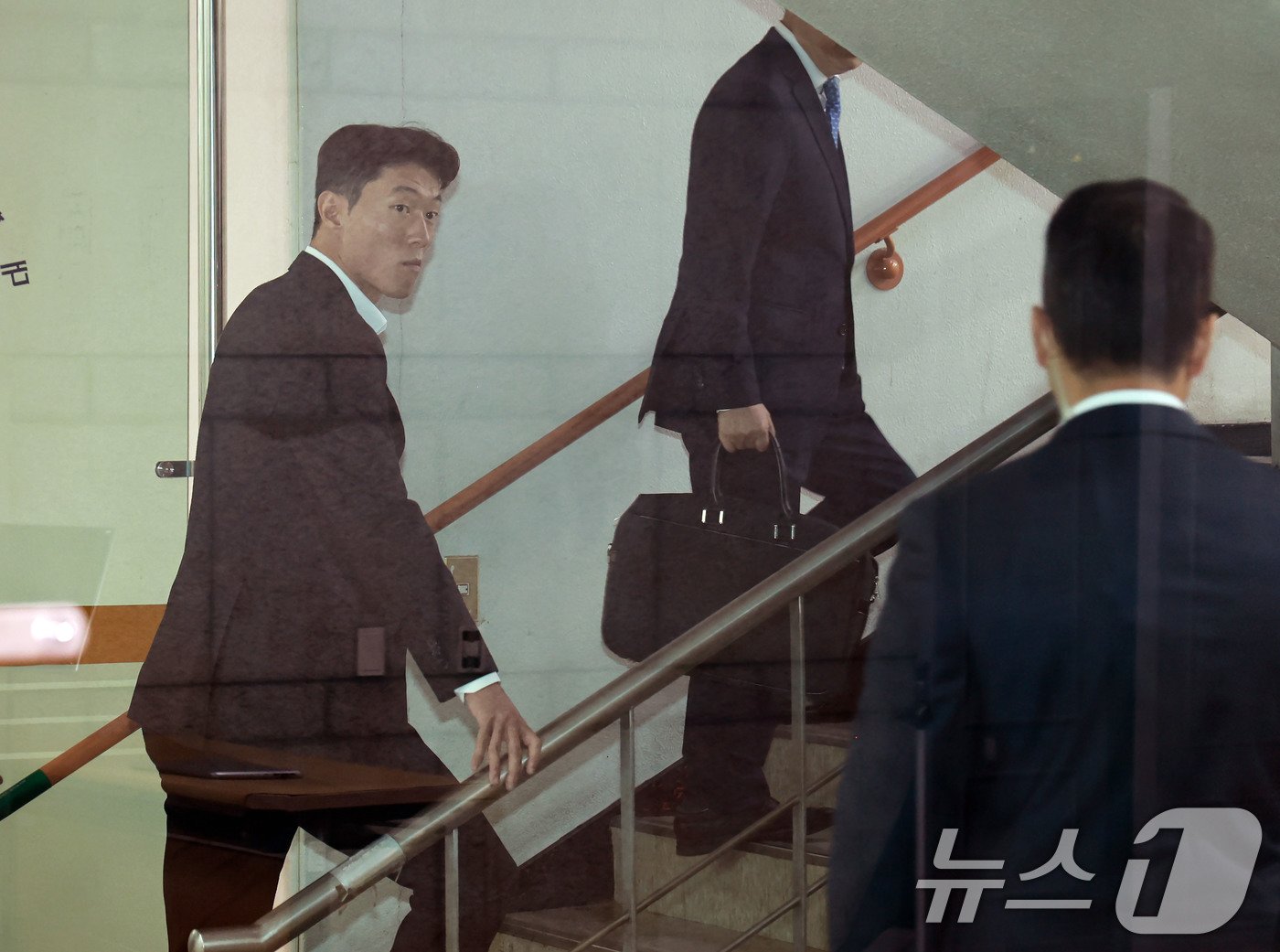 본문 이미지 - 불법 촬영 혐의를 받고 있는 축구선수 황의조&#40;32&#41;가 16일 서울 서초구 서울중앙지법에서 열린 성폭력 범죄의 처벌 등에 관한 특례법 위반&#40;카메라 등 이용 촬영&#41; 혐의 1심 1차공판에 출석하고 있다. &#40;공동취재&#41; 2024.10.16/뉴스1 ⓒ News1 임세영 기자