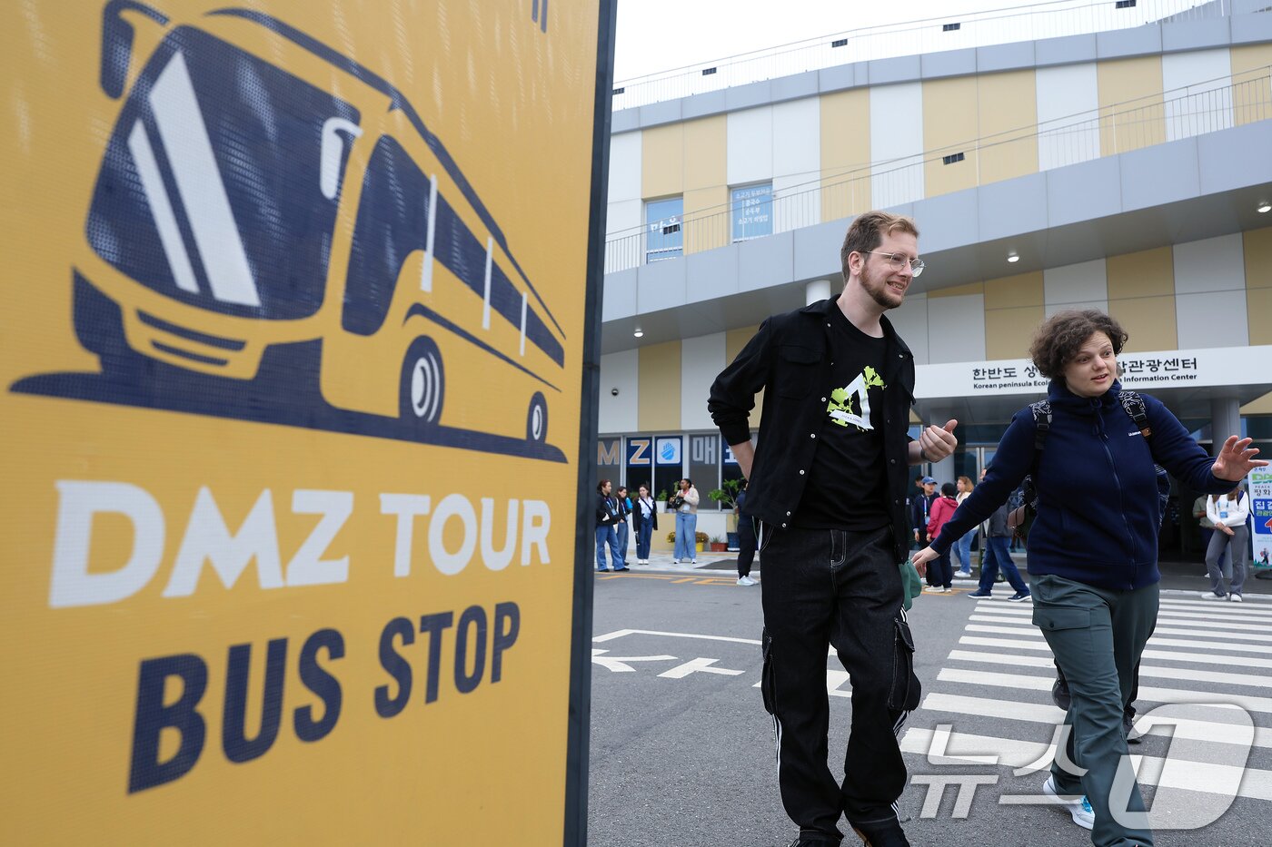 본문 이미지 - 사진은 경기도 파주시 임진각 평화누리공원 내 한반도 생태평화 종합관광센터에서 DMZ 평화관광에 나선 외국인 관광객 등이 버스로 향하고 있는 모습. ⓒ News1 박정호 기자