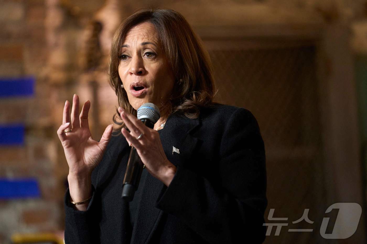 본문 이미지 - 미국 민주당 대통령 후보인 카멀라 해리스 부통령이 15일(현지시간) 미시간주 디트로이트에서 열린 선거 행사 중 카페를 방문해 유세를 하고 있다. 2024.10.16 ⓒ AFP=뉴스1 ⓒ News1 우동명 기자